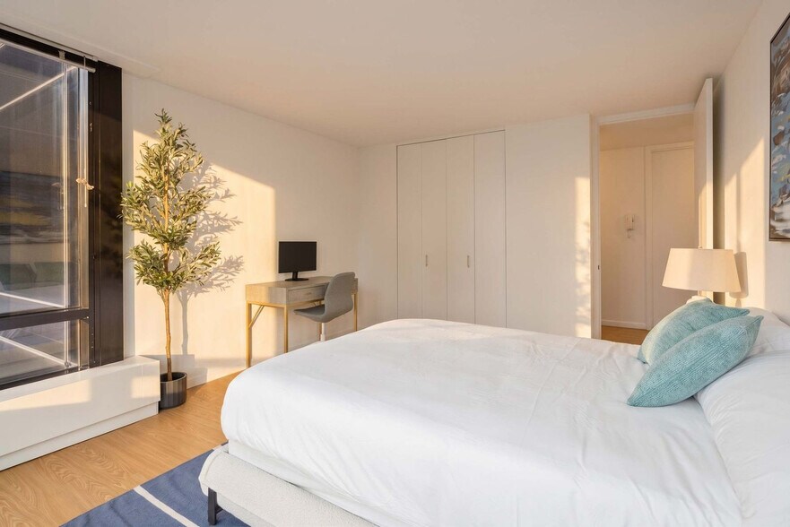 Building Photo - 525 E 72nd St