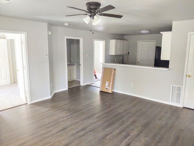Building Photo - Completely refurbished home walking distan...