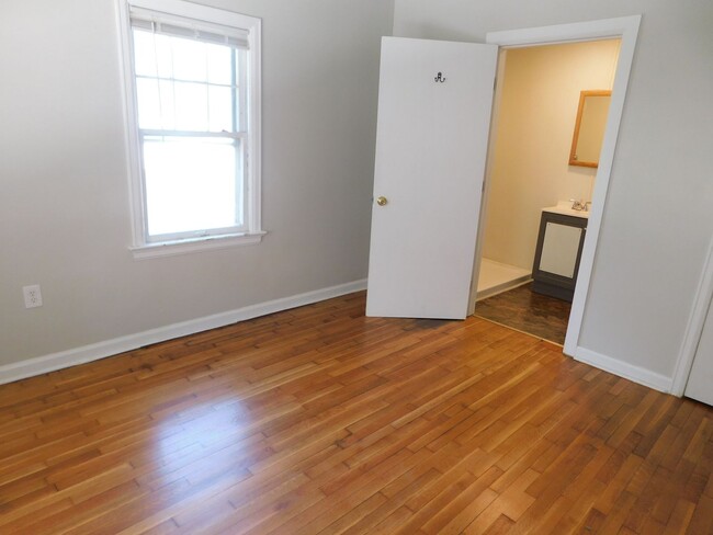 Building Photo - 1 bedroom, 1 bathroom duplex located in th...