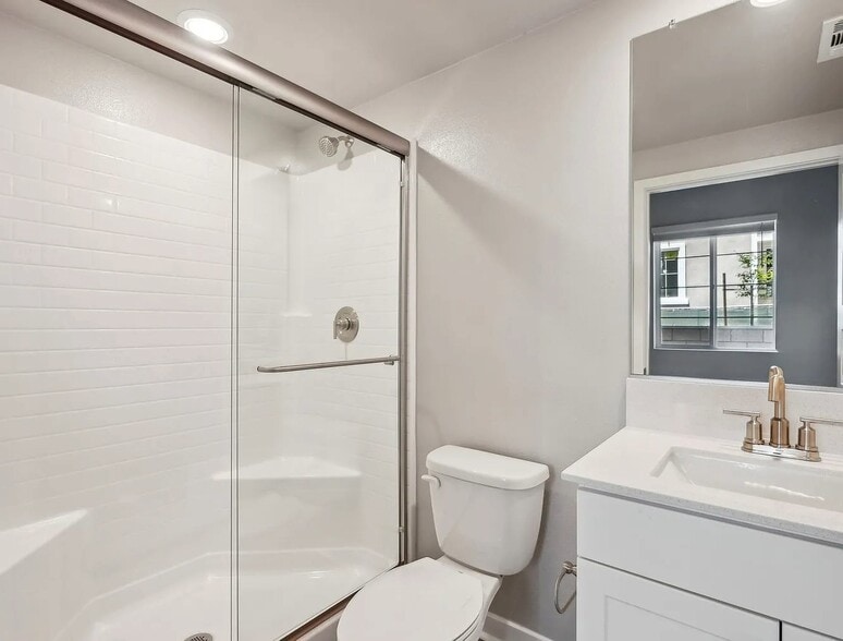 first floor ensuite bath - 1475 Sandbar Ln