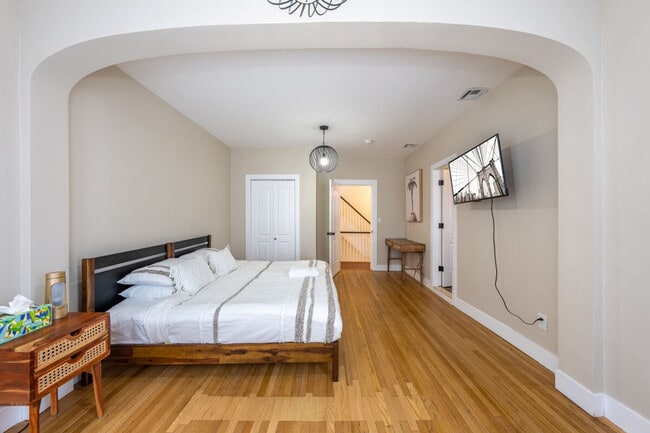 Building Photo - 139 W 4th Ave