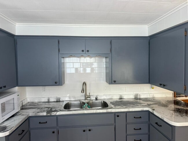 Primary Photo - 2311 N Averill Ave