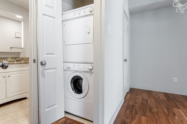 Building Photo - 1 Bed, 1 Bath condo near Lower Greenville!