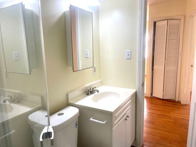 Building Photo - Sunny and Charming Beach Apartment For Rent!