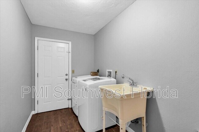 Building Photo - 7365 S Leewynn Dr
