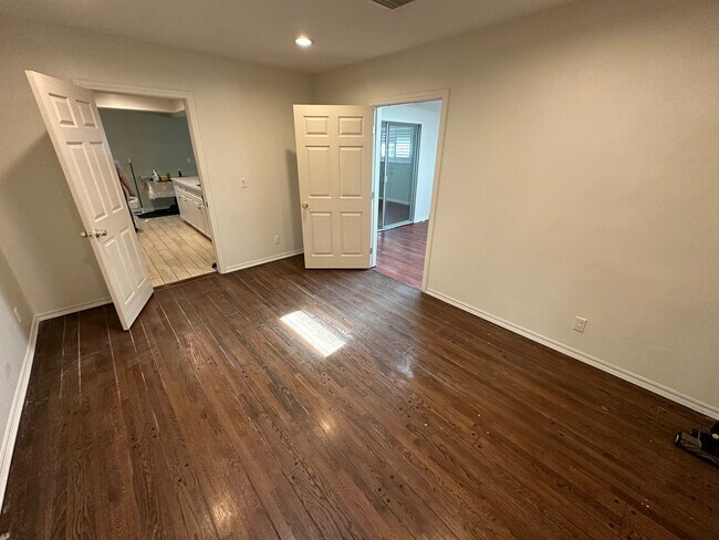 Building Photo - 1705 N Santa Anita Ave