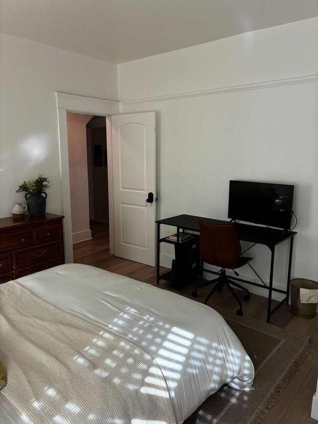 Building Photo - Stunning Fully Furnished 4-Bedroom, 2.5 Ba...