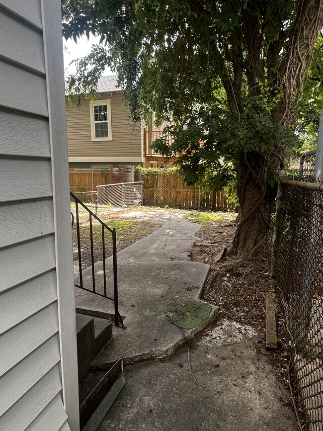 Building Photo - 2331 Saint Anthony St