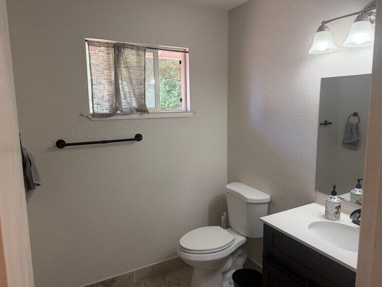 Building Photo - 2672 Kingston Ct