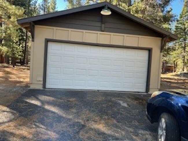 Building Photo - One level cabin in a quiet neighborhood