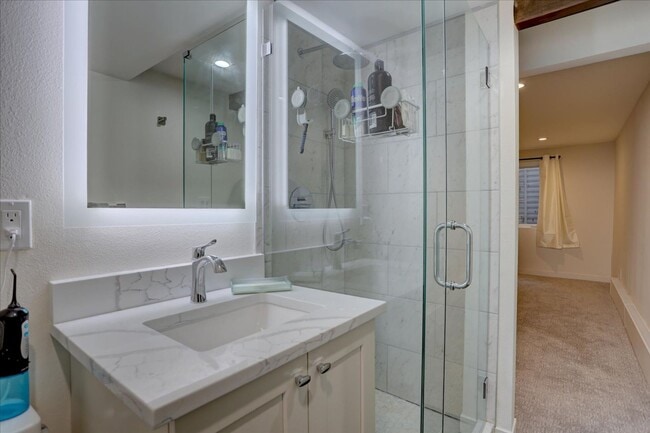 Building Photo - Stunning Remodeled Townhome in North Boulder