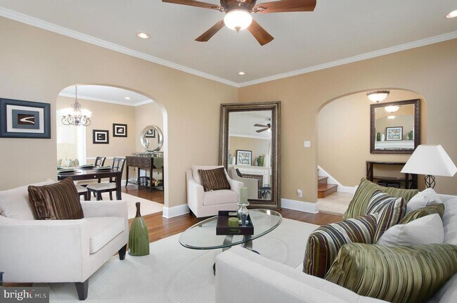 Building Photo - Spacious 4-level detached home