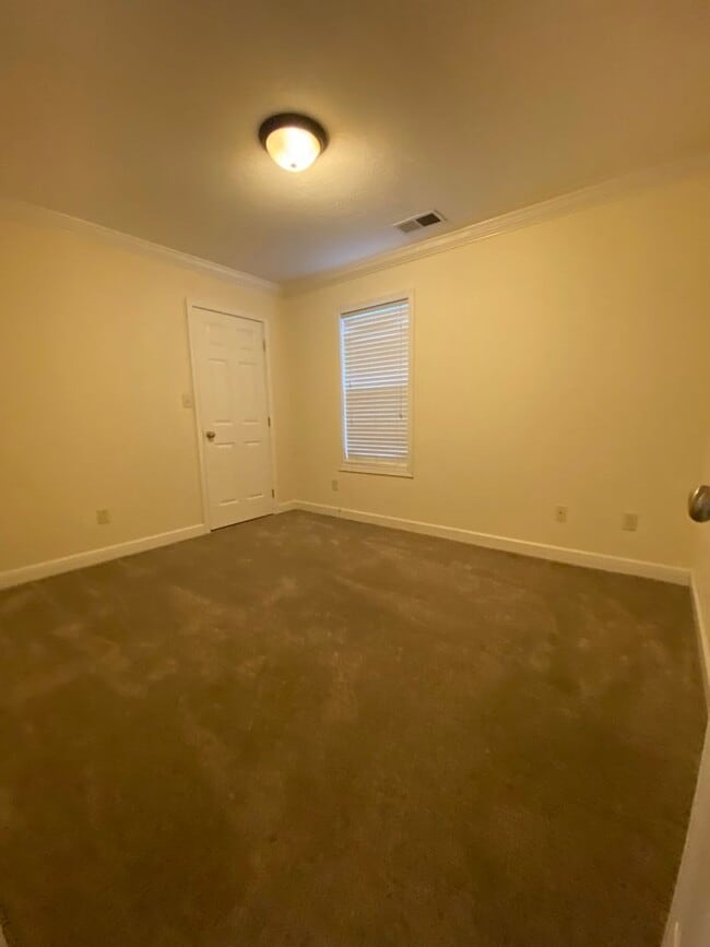 Building Photo - Warm & Welcoming 3BR Home