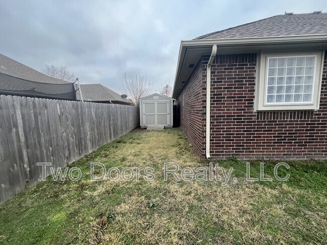 Building Photo - 2321 SW 94th St