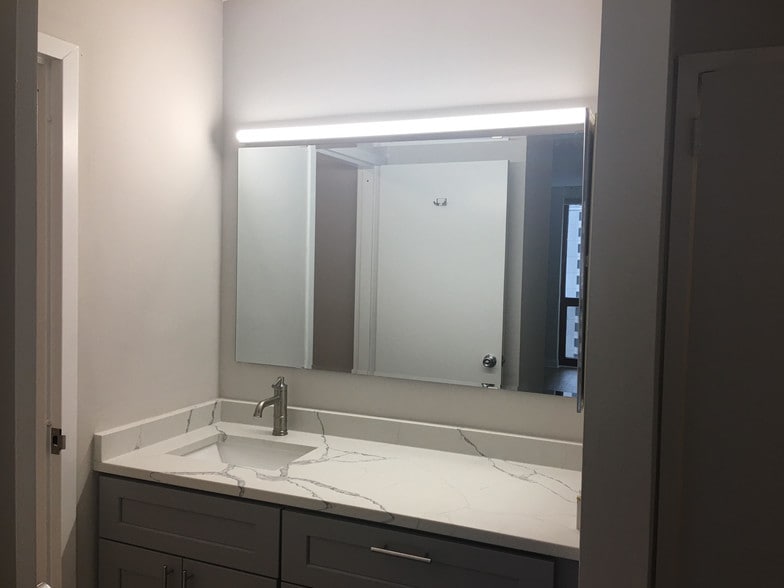 Master Bath View 1 - 200 N Dearborn St