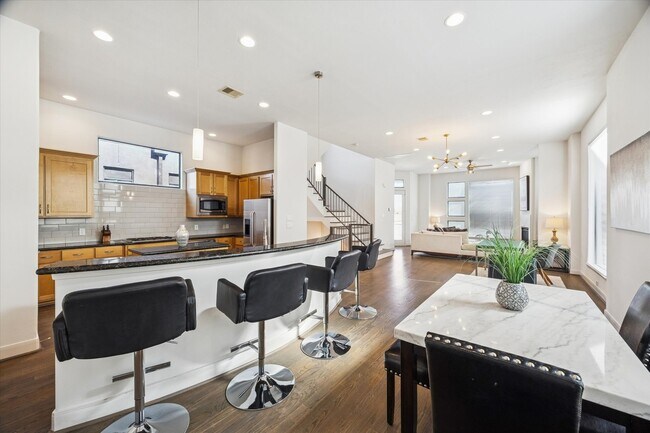 Building Photo - 902 Roy St