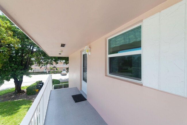 Building Photo - 18081 SE Country Club Dr
