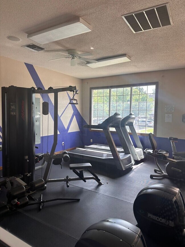 Building Photo - Spacious 2BR/2BA Condo - AVAILABLE AUGUST!