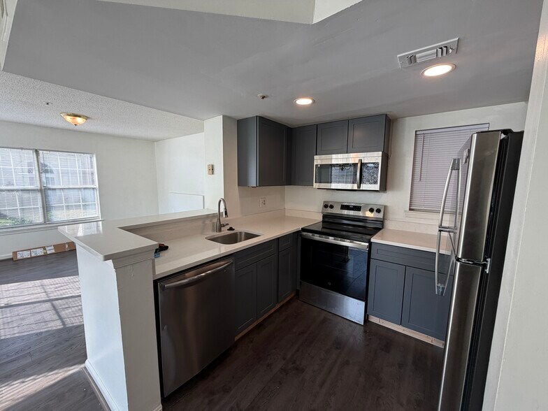 Building Photo - 10401 Beacon Ridge Dr