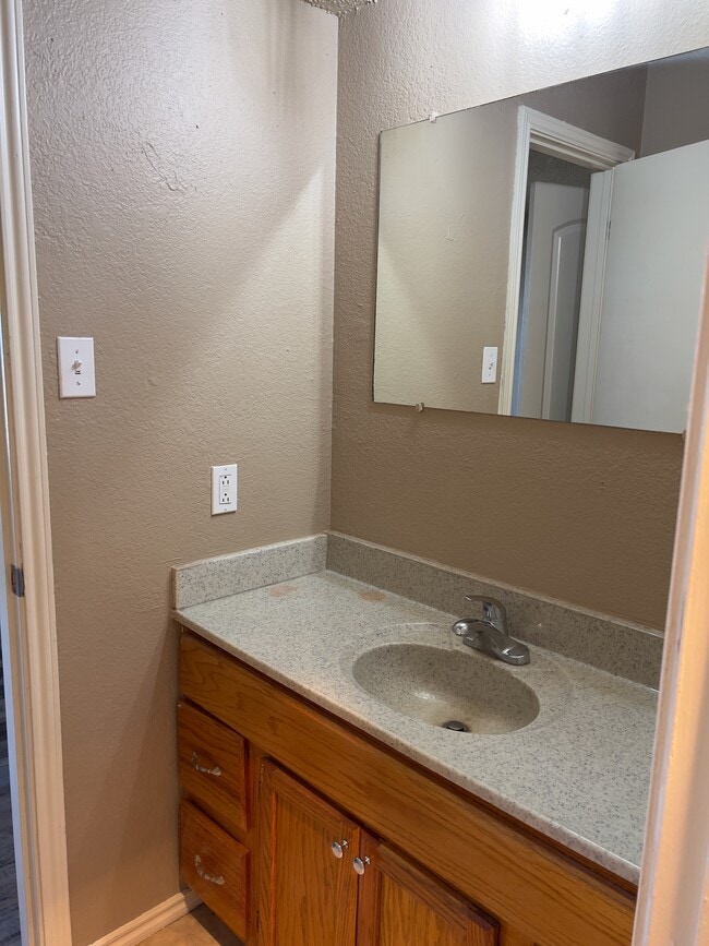 Building Photo - 302 E 17th St