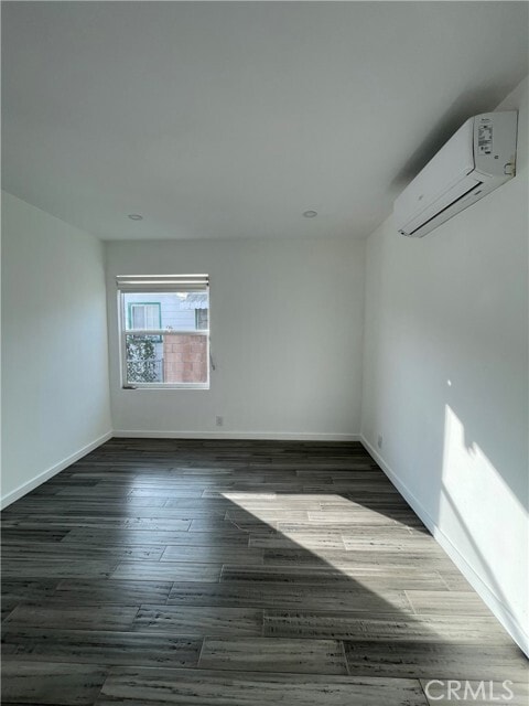 Building Photo - 357 E Plenty St