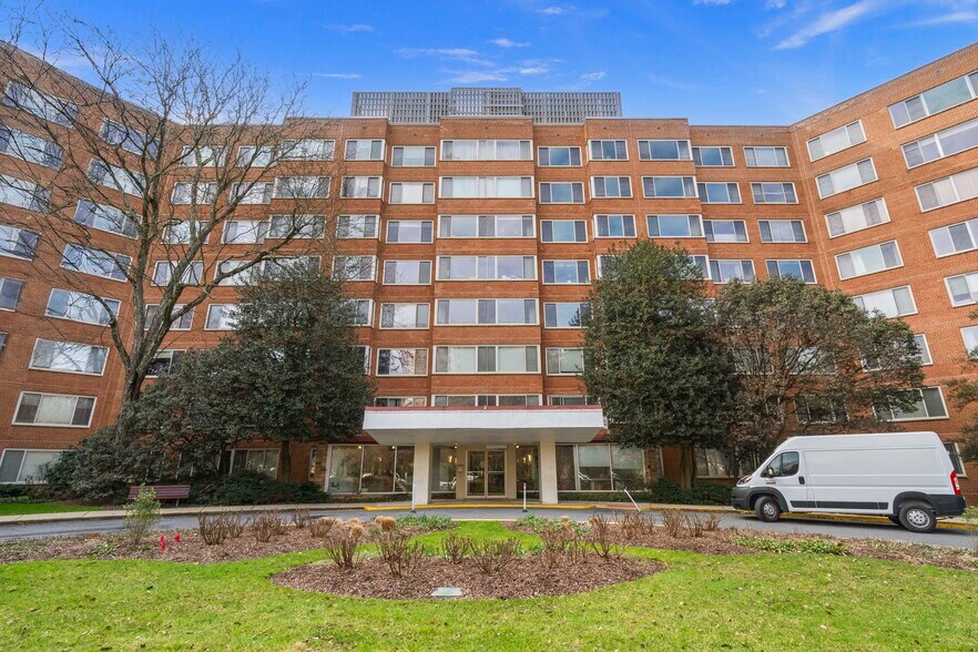 Building Photo - 4000 Tunlaw Rd NW