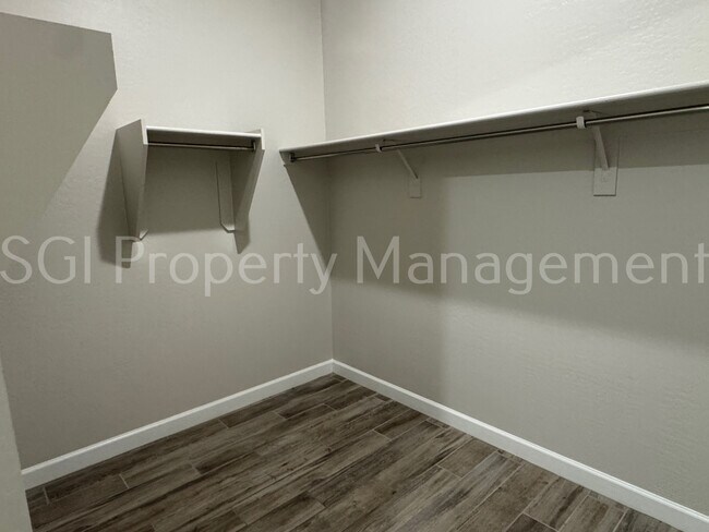Building Photo - 6047 E Sinclair St