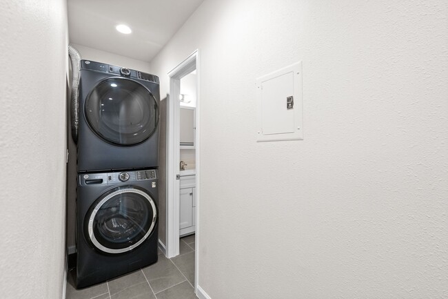 Building Photo - Newly Renovated Condo!
