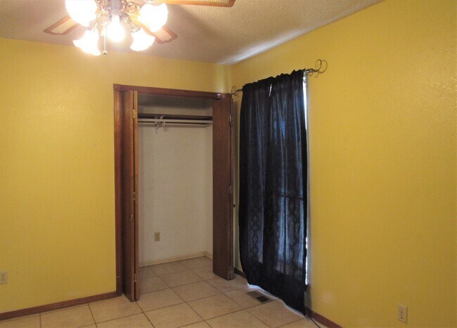 Building Photo - Yukon home for lease!!  3 bed/2 Bathroom w...