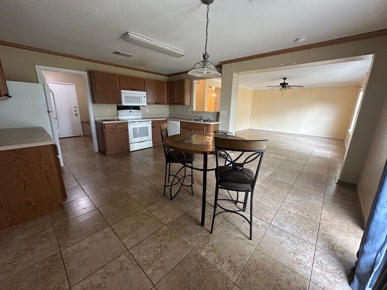 Building Photo - 9426 Santa Fe Ridge