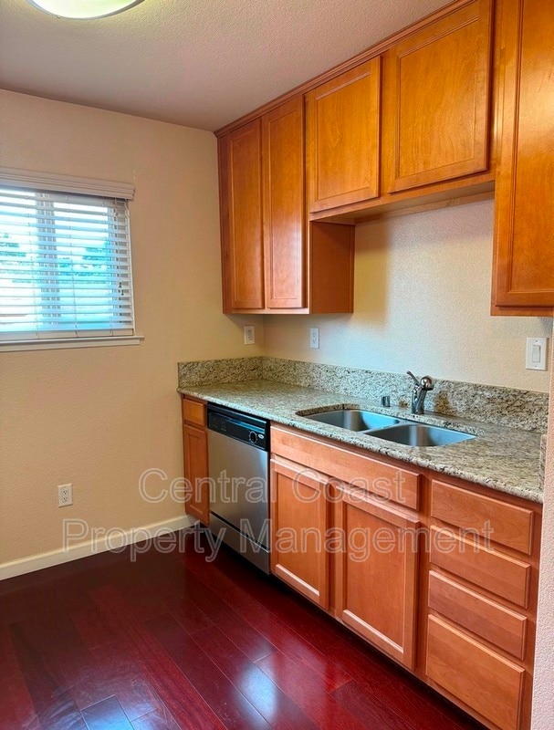 Building Photo - 300 Glenwood Cir