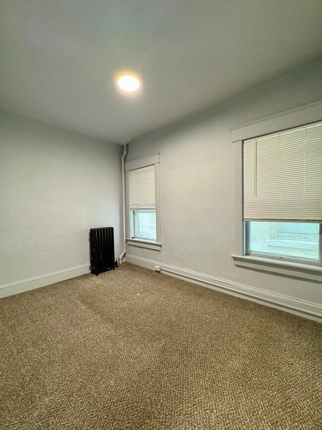 Building Photo - Renovated 3 bed, 1 bath available in Scranton