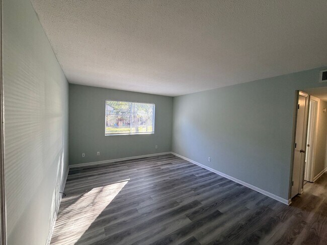 Building Photo - Check Out This 2Bedroom/1Bath Apartment!