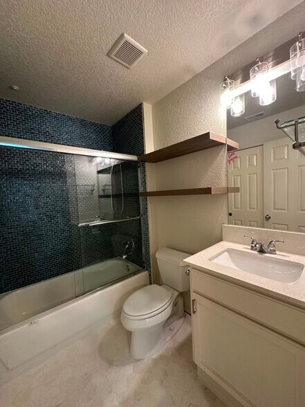 Guest Bathroom - 4400 Switch Willo