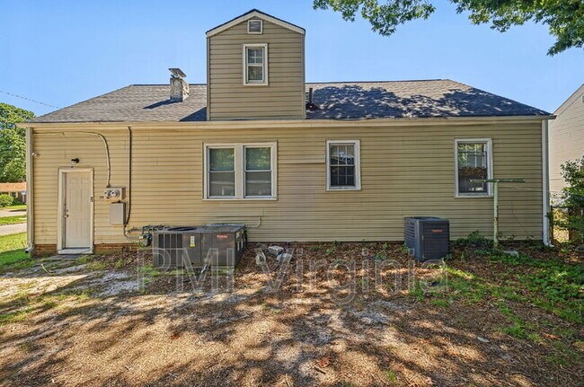 Building Photo - 3841 Chatham Cir
