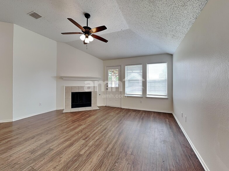 Building Photo - 2043 Wildwood Dr