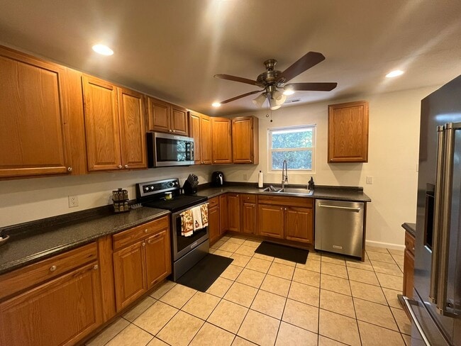 Building Photo - Gorgeous private home in Altavista!