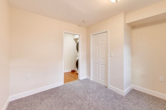 Building Photo - LEASE SPECIAL - $1,925 for a 24 month lease. 12 Month lease offered at $1,995 - Spacious 2 Bed En...