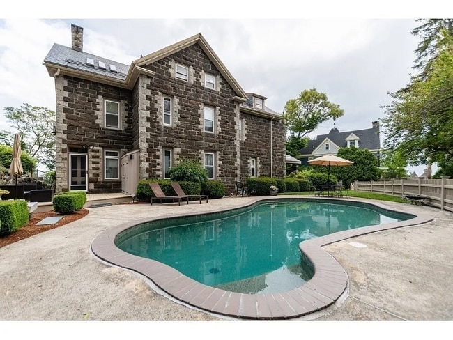 Building Photo - 35 Grandview Ave