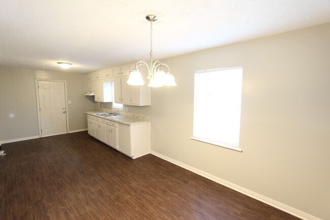 Building Photo - New On the Market - South Eastlake - Newly...