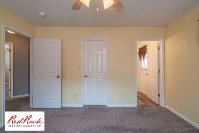 Building Photo - Dog Friendly - 3 Bedroom, 2 Bathroom Prope...