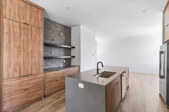 Building Photo - 827 Ramsey St