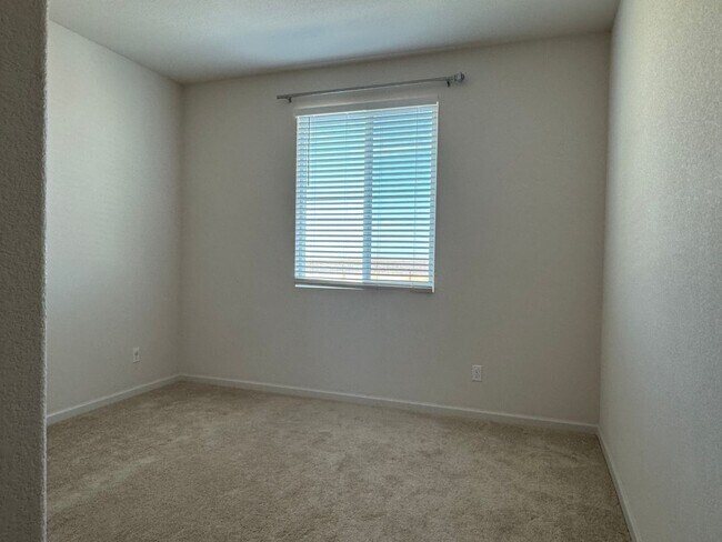 Building Photo - Nice Roseville home with RV access