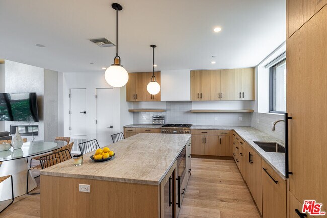 Building Photo - 610 S Van Ness Ave
