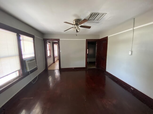 Building Photo - 1126 E San Antonio Ave