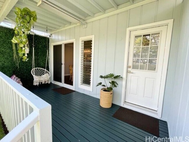 Building Photo - Split level townhome in Aiea! PET FRIENDLY!