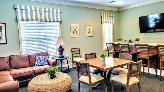 Building Photo - ANNUAL UNFURNISHED 2 bed 2 bath ground flo...