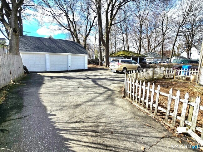 Building Photo - 70 Monroe St