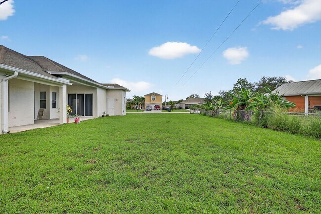 Building Photo - Large and Clean home on a corner lot. 3 Be...