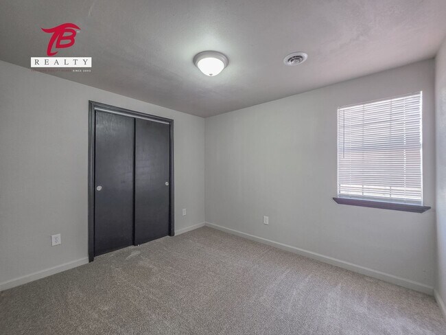 Building Photo - Charming and Newly Renovated 4-Bedroom Hom...